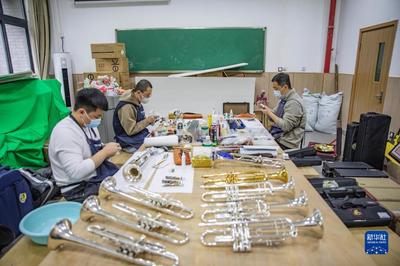 北京冬残奥会|这乐声,冲破黑暗直抵未来 : 乐器维修